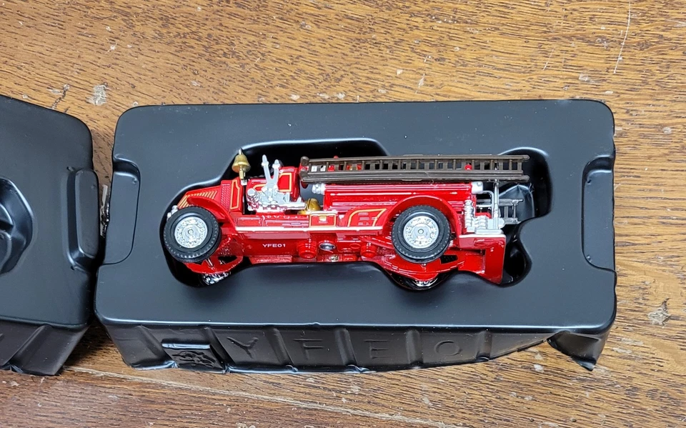 c041 - Matchbox  MOY YFE01 - 1920 MACK AC Feuerwehr - Bild 2 von 2