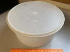 Large TUPPERWARE 256-1 Bowl Cake 224-9 Tupperware Seal Lid Storage Container