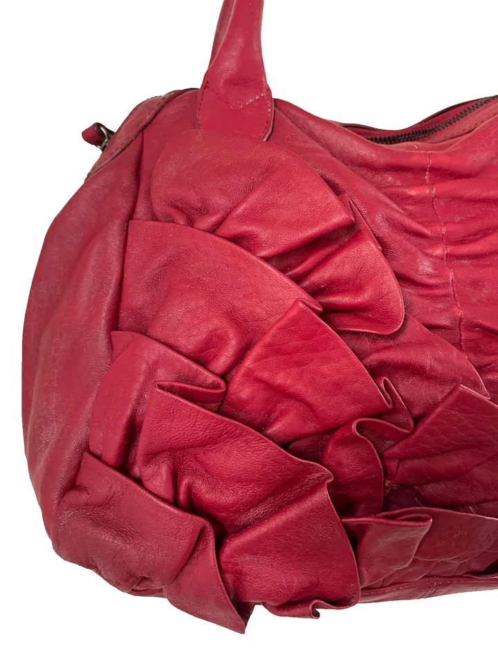 Bolso Hobo Grande VINCE CAMUTO Cuero Rojo con Volantes Acanalado con Borla Cartera de Hombro Foto 3 de 4