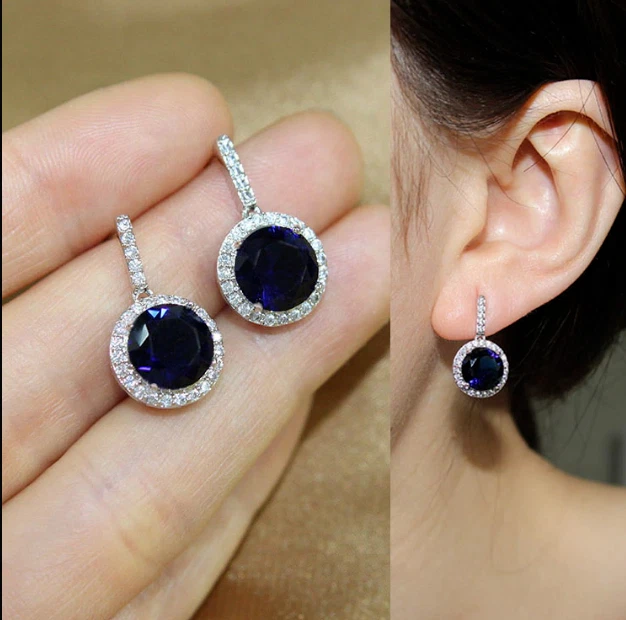 Pendiente colgante de zafiro azul creado en laboratorio de corte redondo de 2,00 quilates enchapado en oro blanco de 14 quilates Foto 2 de 4