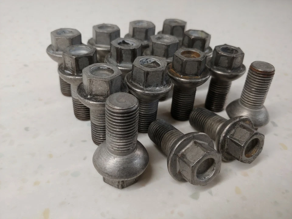 MUY BONITO JUEGO 16 PERNOS DE TUERCA DE ACERO ORIGINALES USADOS ORIGINALES PORSCHE 914 M14X1.5X25 #1 Foto 2 de 2