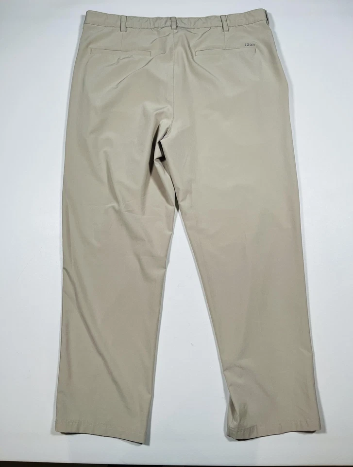 Calça de golfe masculina IZOD 40x32 cáqui frente plana zíper mosca costas Welt bolsos chino - Imagem 2 de 4
