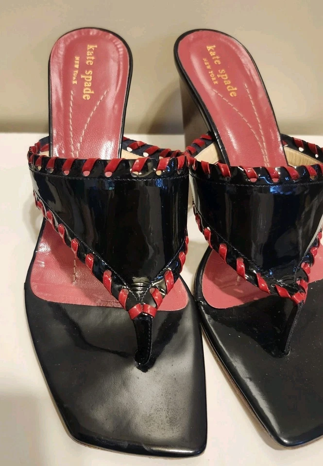 Sandalias de cuña Kate Spade de cuero negro con ribete rojo punta cuadrada talla 7,5 Ret $239 Foto 4 de 4