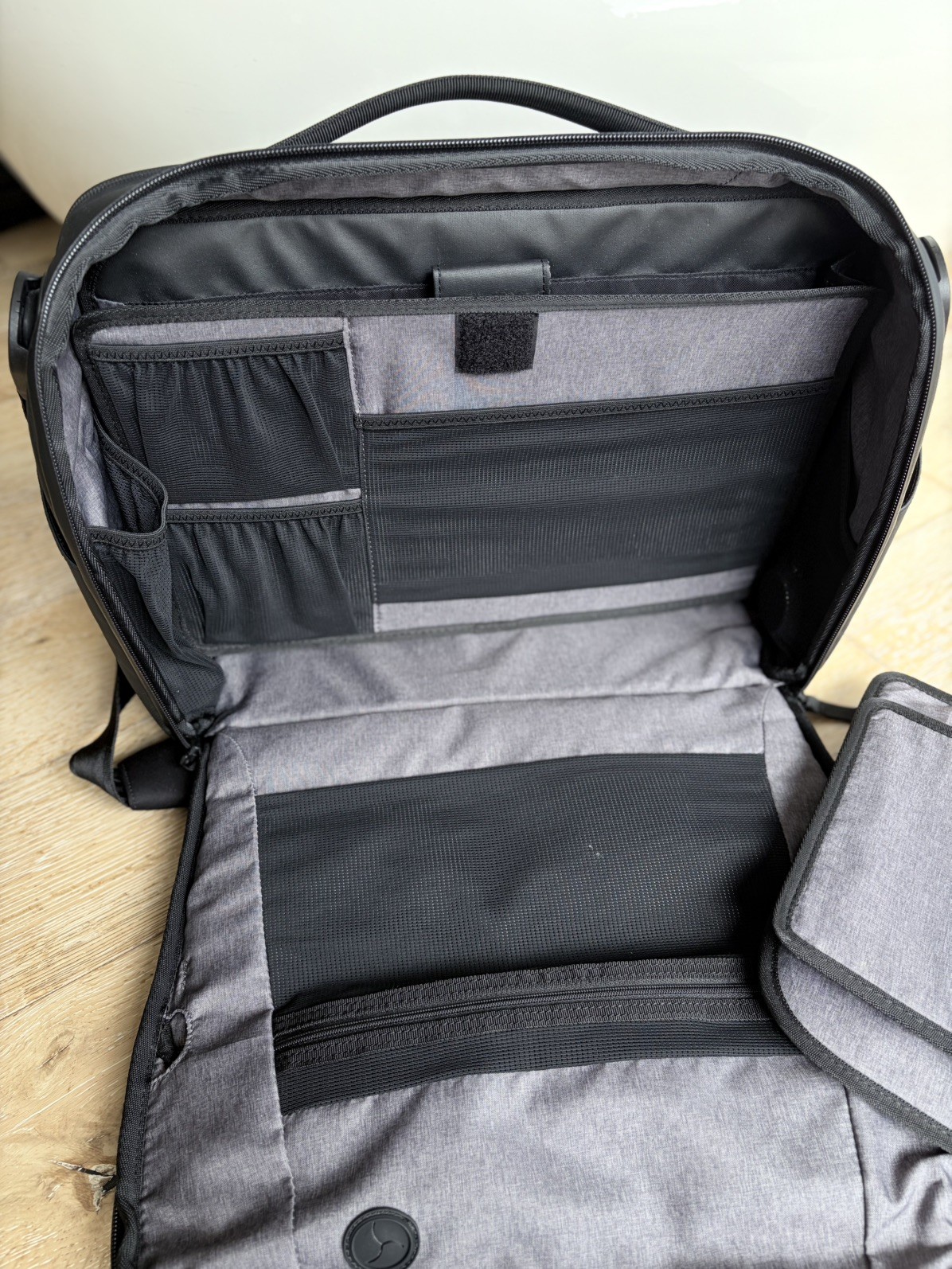 Nomatic / Gomatic Messenger Bag Black Solid Color 5