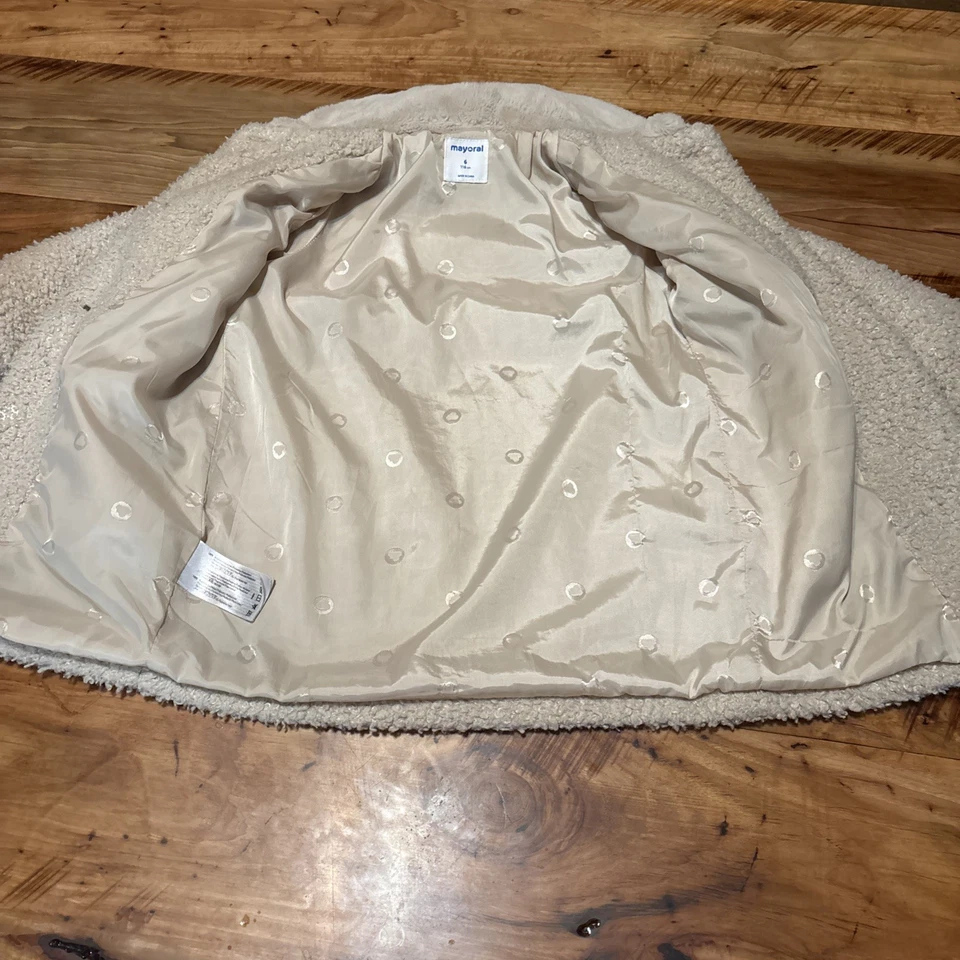 Abrigo de lana mayoral con cuello de abeto sintético. Niñas talla 6 Diseñado en España. Foto 2 de 3