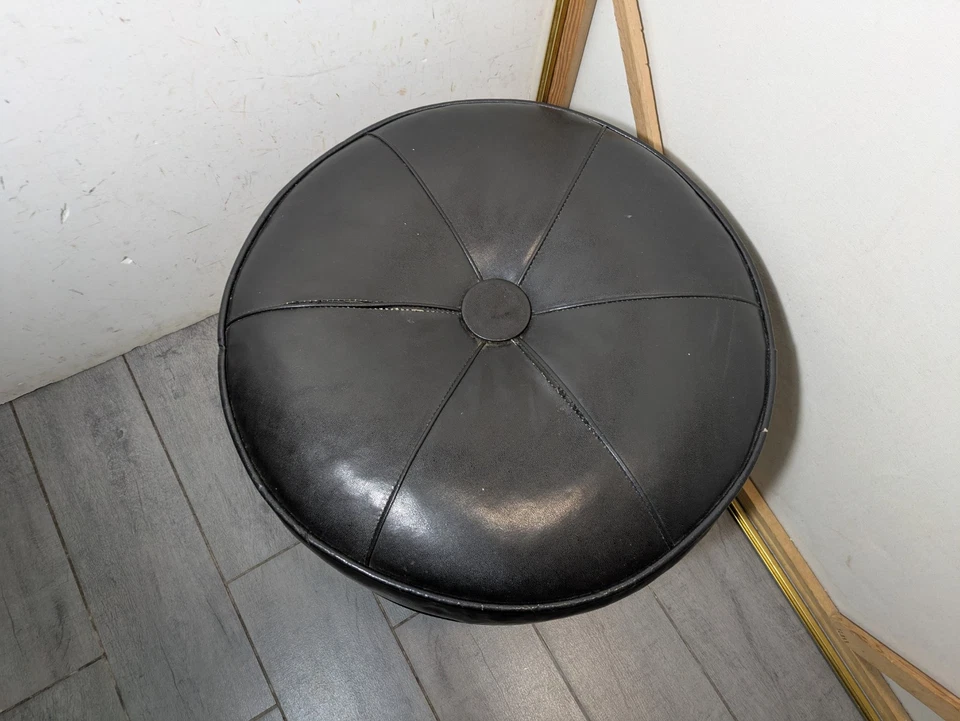 Reposapiés otomano redondo de vinilo negro moderno vintage de mediados de siglo patas B62 Foto 3 de 4