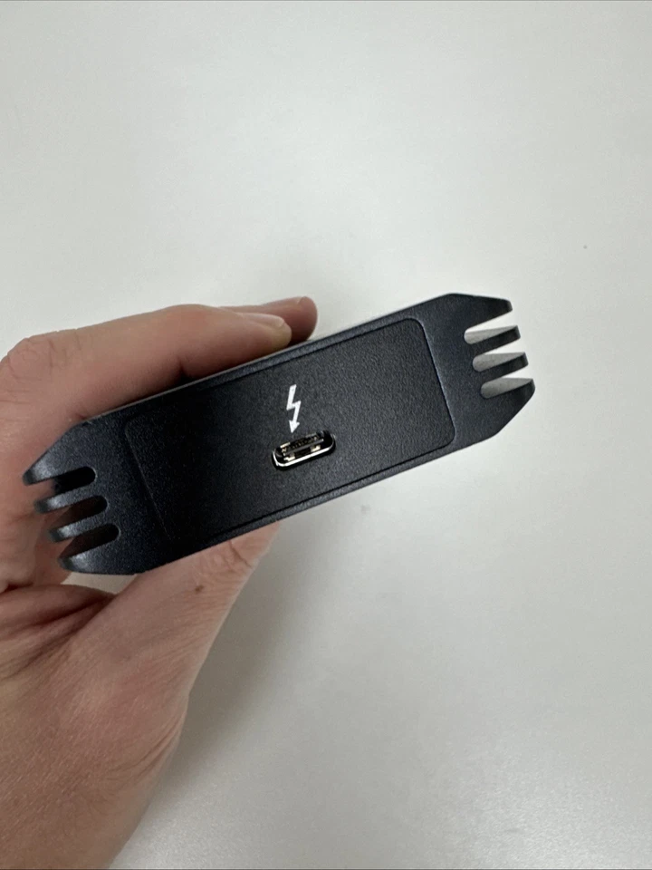 Adaptador de red Ethernet Sabrent 10G Thunderbolt 4 (USB-C) Foto 4 de 4