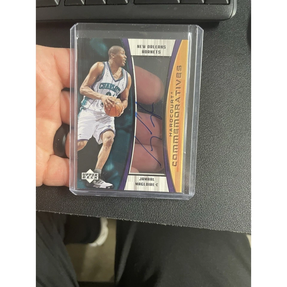 02-03 Cubierta Superior Hardcourt Conmemorativos Auto Jamaal Magloire Ver a Través Foto 3 de 3