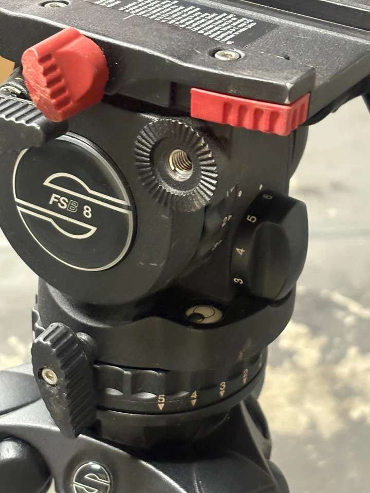 Carga lateral de cabezal fluido Sachtler FSB 8 con trípode Foto 3 de 4