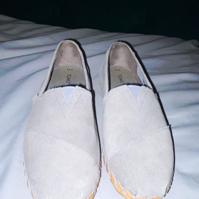 TOMS Womens Beige Suede Slip-On Flats Closed Toe Rubber Sole Size 8.5