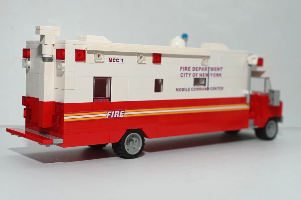 Centro de Comando Móvil del Departamento de Bomberos de Nueva York Construido Compatible con Ladrillos LEGO® Foto 3 de 3
