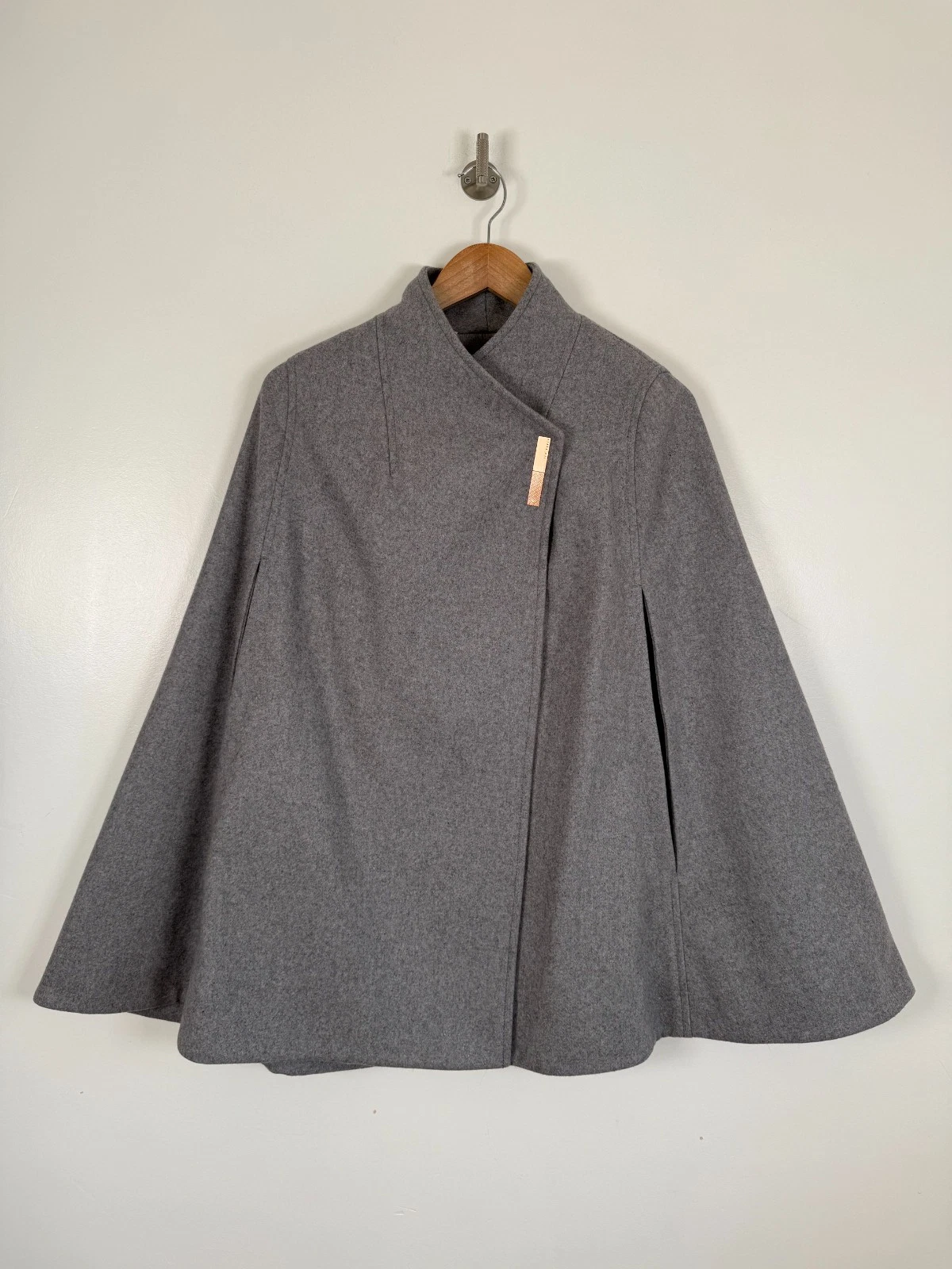 Ted Baker Aillaa Cape Small Grey Wool Cashmere Batwing Jacket Poncho Traitors
Opens in a new window