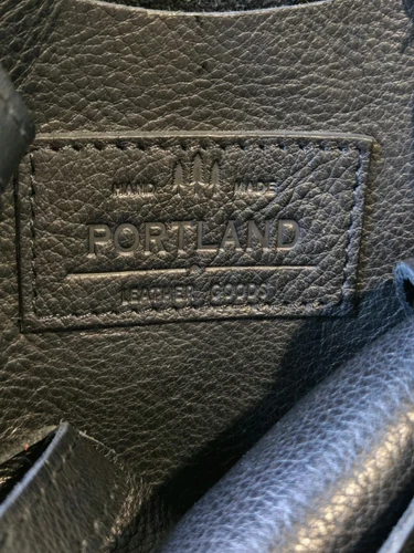 Bolso de Mano Portland de Cuero Grande Guijarro Negro con Correa para el Hombro Etiqueta Colgante de Cuero de Vaca - Imagen 11 de 23