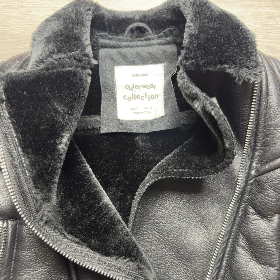 Chaqueta de moto ZARA de cuero sintético negro con interior de piel para niñas, talla 5 Foto 3 de 4