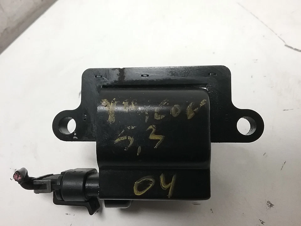 2004 GMC Yukon Ignition Coil 12558693 (5.3L 8 Cylinder) - Image 3 of 4