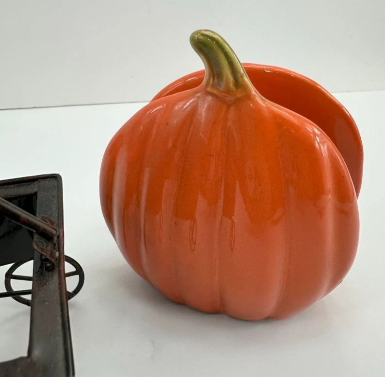 Juego de coctelera de sal y pimienta en forma de calabaza en un vagón juego de servilletas de calabaza Foto 3 de 4