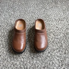 Gravity Defyer GDefy Mules Clogs Shoes Womens Size 7.5 Brown Leather Slip On