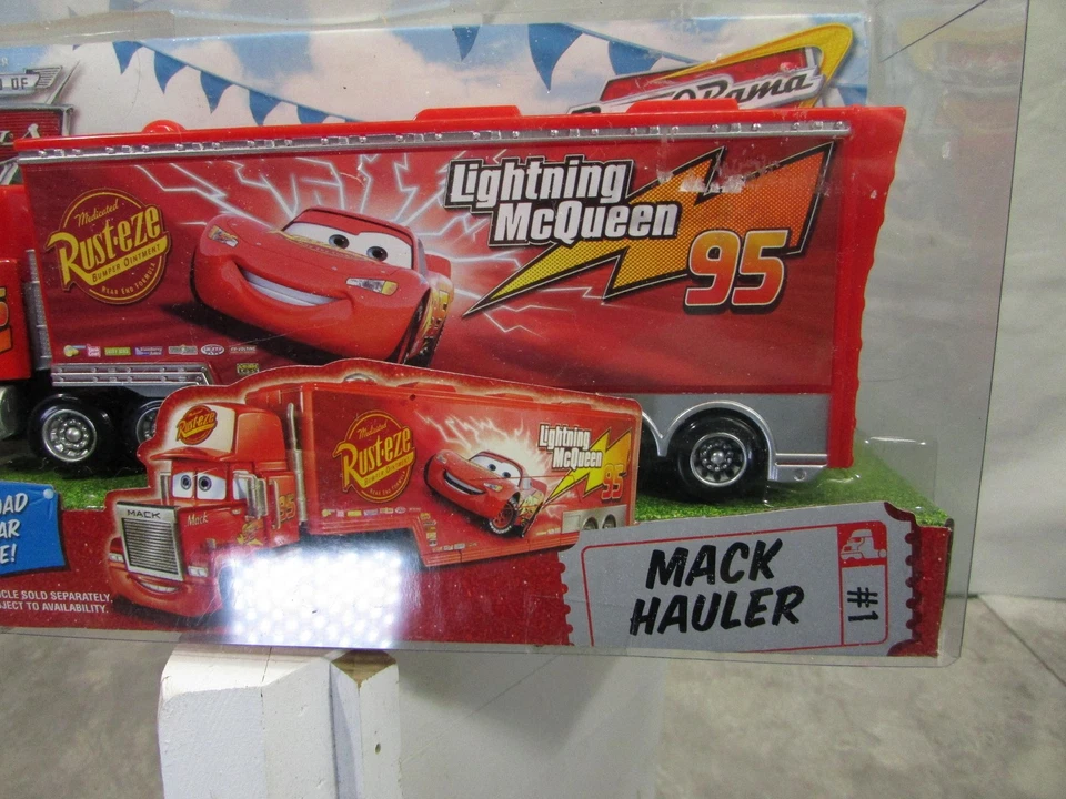 Disney Pixar Cars World Of Cars Mack Hauler Lightning McQueen Camión Juguete Foto 2 de 4