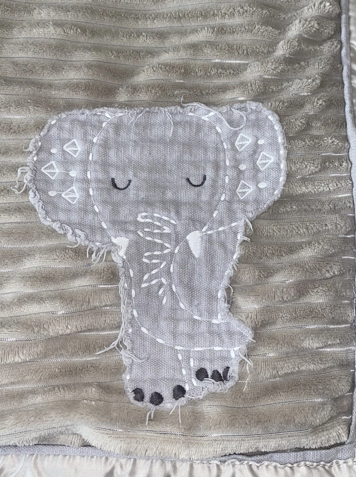 "Manta bebé CoCaLo gris elefante acanalada satinado ribete felpa 40""x30"" pana" Foto 2 de 4