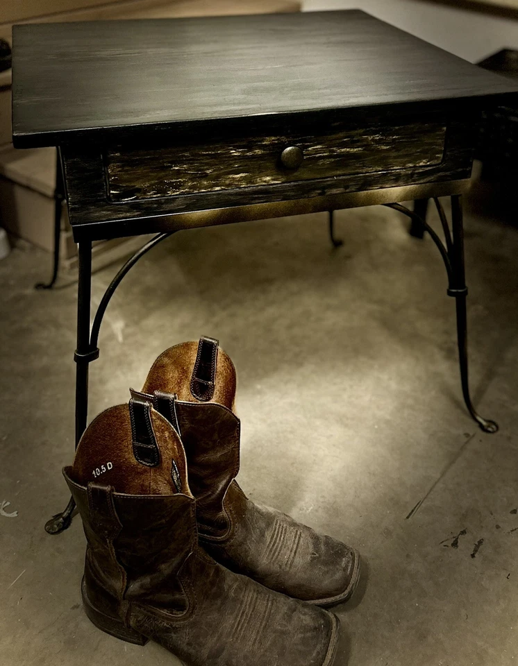 Восстановленный антикварный приставной столик с ящиком и чугунными ножками - Изображение 2 из 4