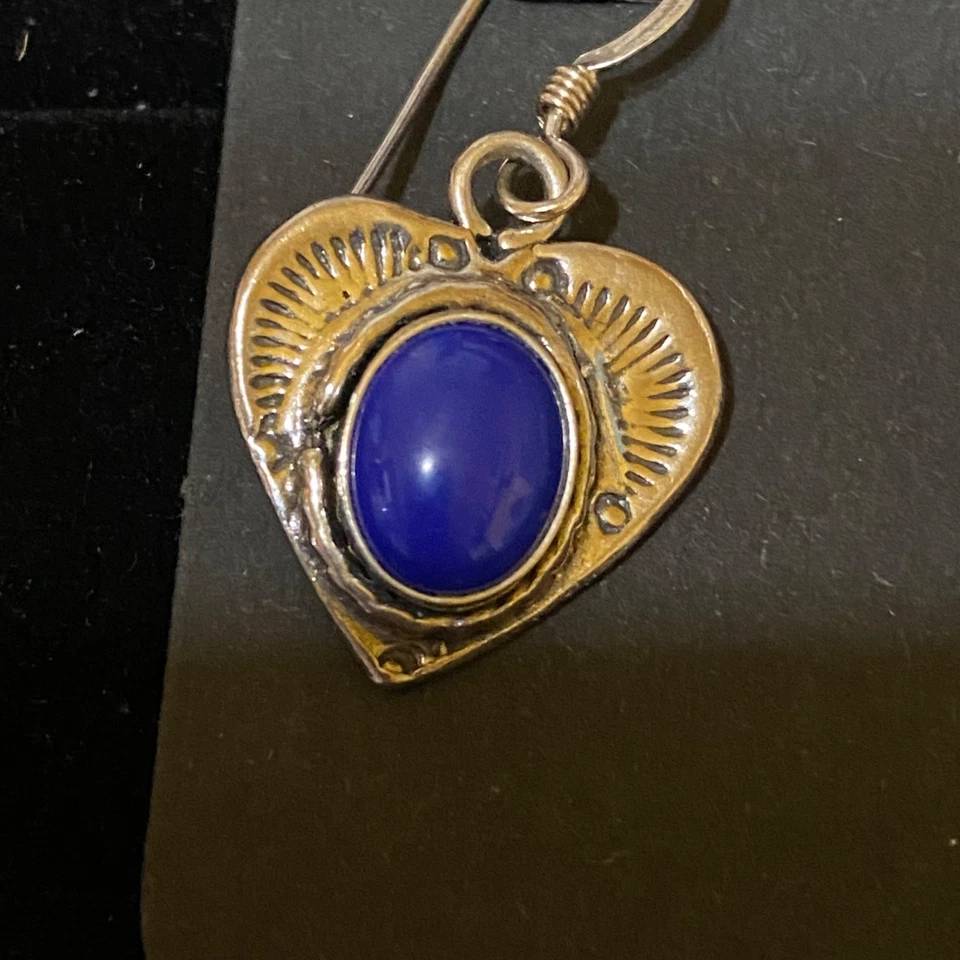 Винтажные серебряные серьги-сердечки 5/8 дюйма x 0,75 дюйма с инкрустацией голубым камнем лазуритом - Изображение 3 из 4