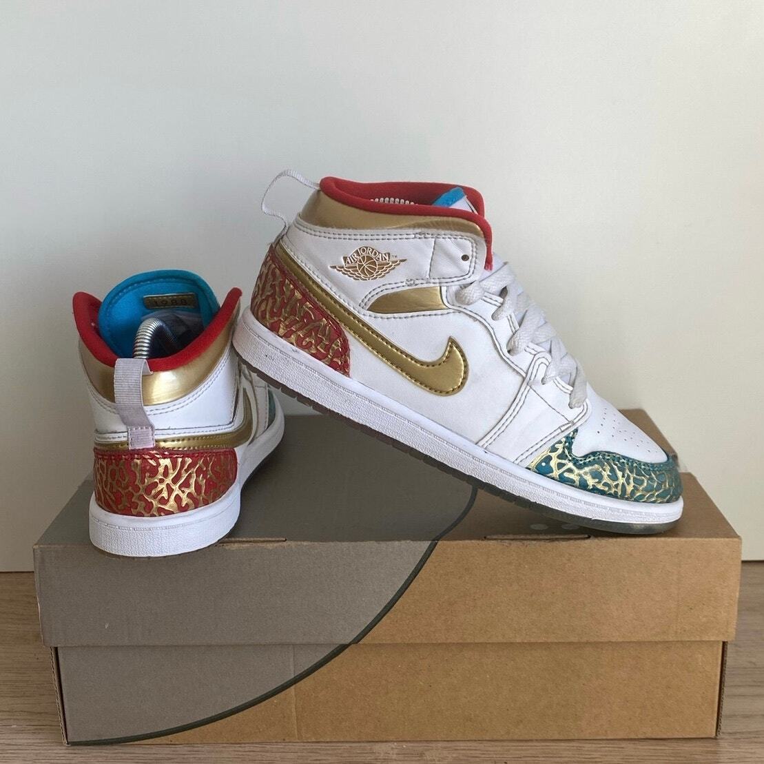 Nike Air Jordan 1 Mid SS 'Nc TO Chicago' Kids Sneakers Nike Air Jordan 1 Mid SS 'Nc TO Chicago' Kids Sneakers