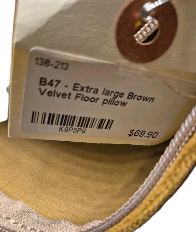 Almohada de piso marrón terciopelo falso 29"X 29" cuadrada Cooper color óxido usada en excelente estado  Foto 3 de 4