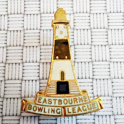 Vintage Eastbourne Bowling League Leuchtturm Emaille Brosche Anstecknadel Abzeichen 30 mm x 20 mm
