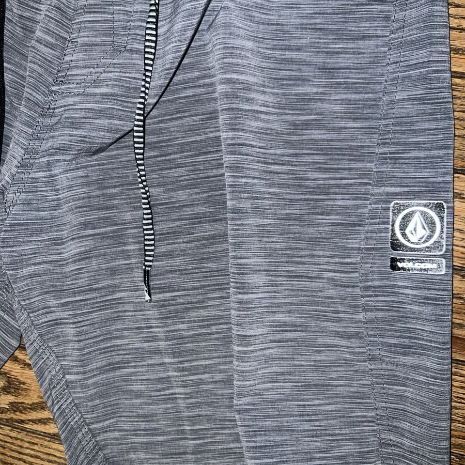 “VOLCOM Board Shorts  Mod - Tech MEN’S  striped Sz 30 drawstring relaxed pockets - Image 3 of 4