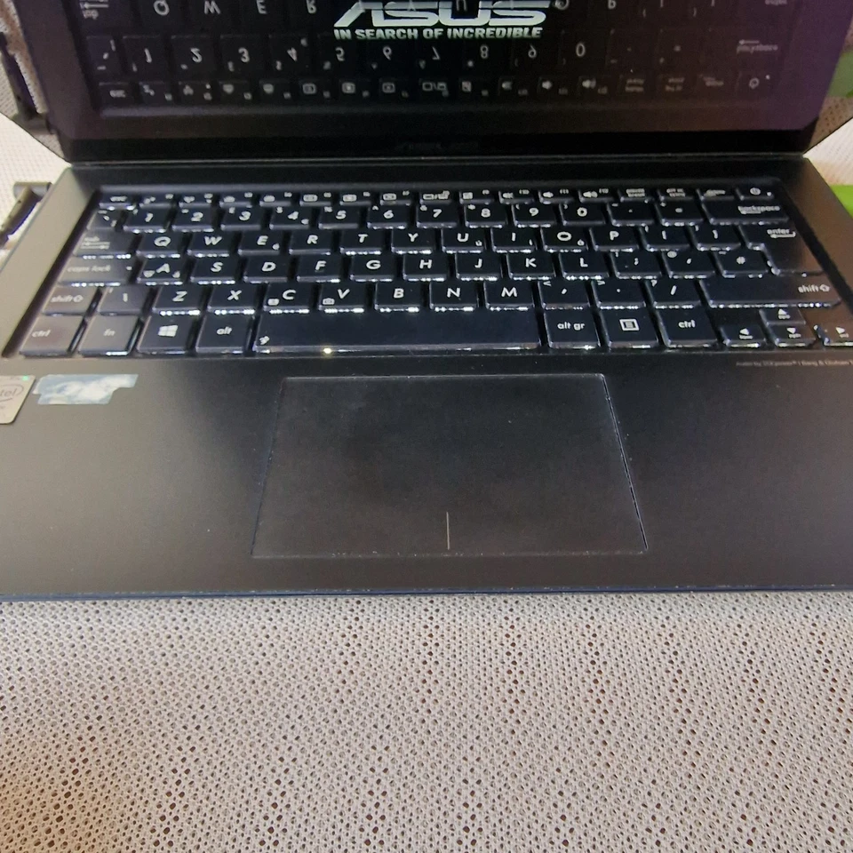 Asus ZenBook UX301L Touchscreen, i5, 13.3",NO HDD, 8Gb RAM,DEAD BATT,DAMAGED LID - Image 3 of 4