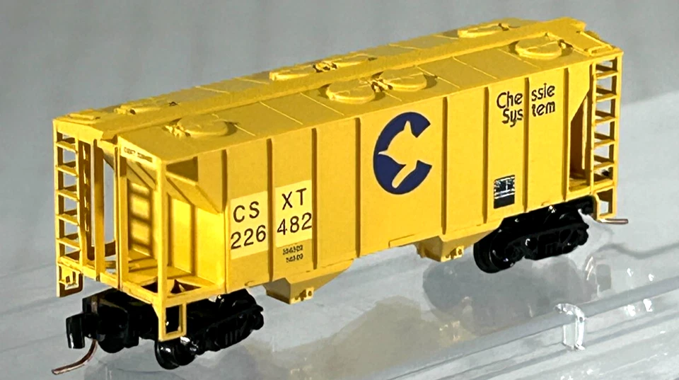 MICRO-TRAINS Z SC 2-BAY COVERED HOPPER CAR CSX/CHESSIE 53100332 - Image 3 of 3