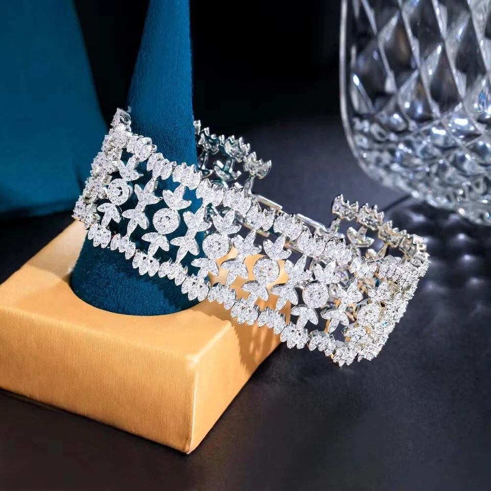 Brazalete brazalete ancho enchapado en oro blanco de 14 quilates con diamantes creados en laboratorio para mujer Foto 2 de 4