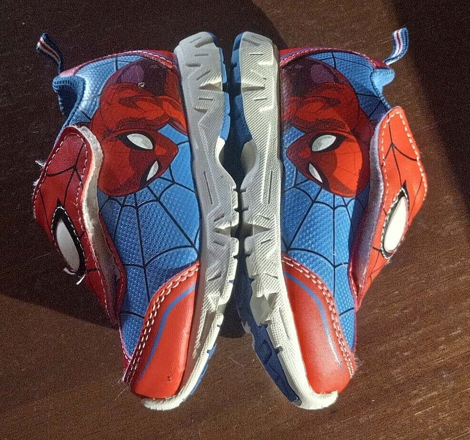 Zapatillas deportivas iluminadas Marvel Spider-Man para niños pequeños talla 7 Foto 4 de 4