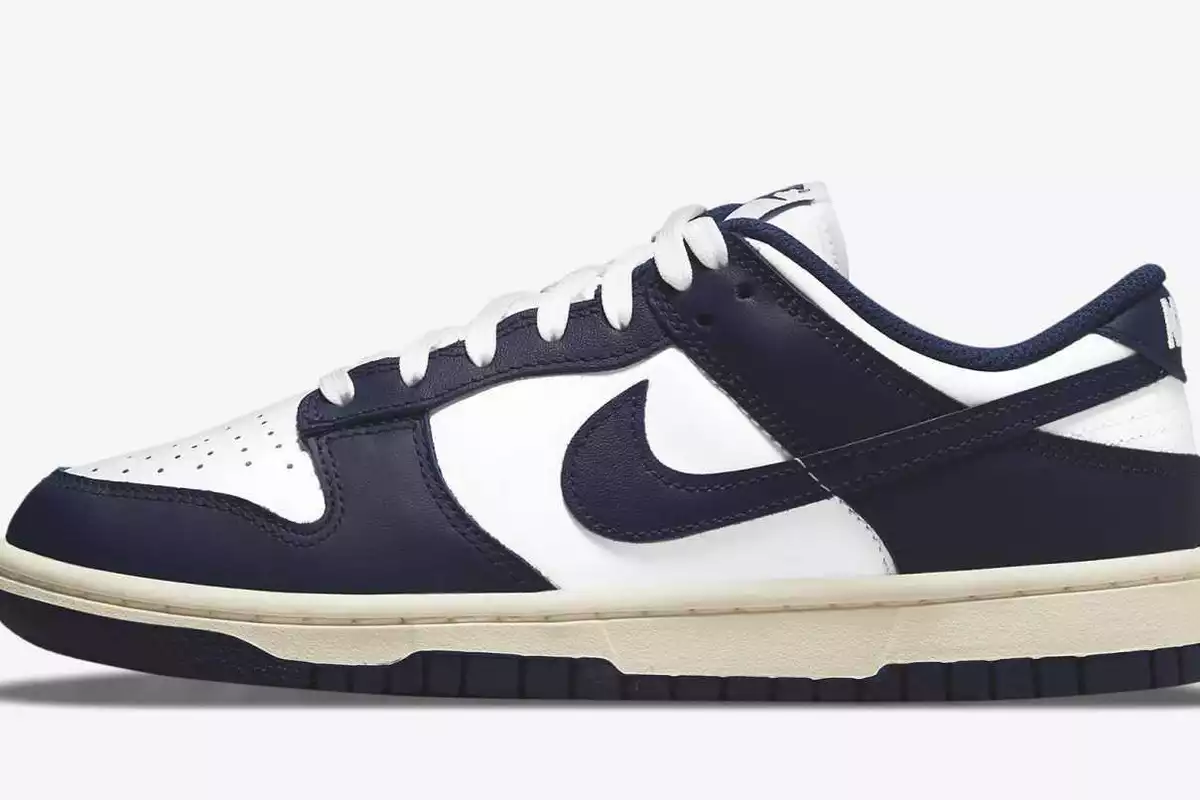 Nike WMNS Dunk Low "Vintage Navy"