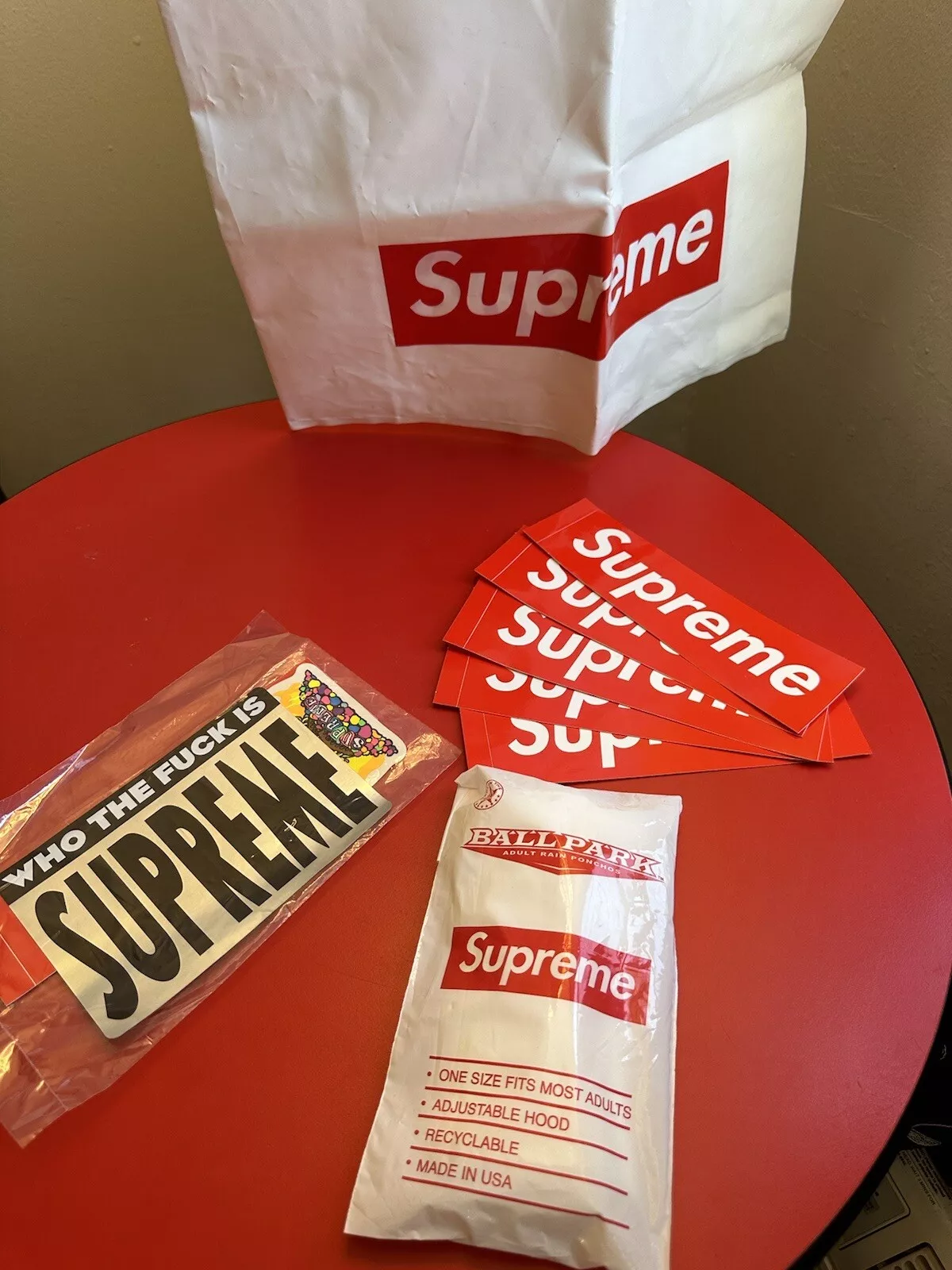 ENSEMBLE PONCHO LOGO BOÎTE SUPREME BALL PARK avec grand sac suprême et autocollants supplémentaires