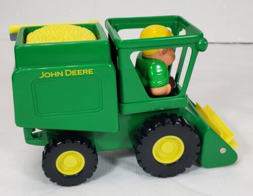 RC2 John Deere Toy Combine, Tractor & People - Picture 3 of 9