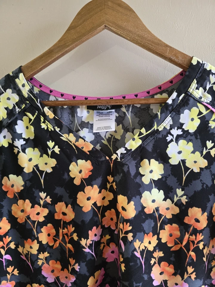 Женское сердце душа v-образным вырезом карманы черный многоцветный цветочный скраб Топ размер 3XL - Изображение 2 из 4