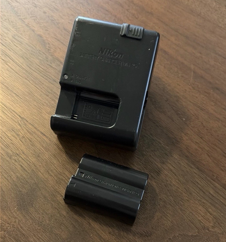 Nikon MH-25a Battery Charger Black Direct Plug-In Charging Indicator EN-EL15