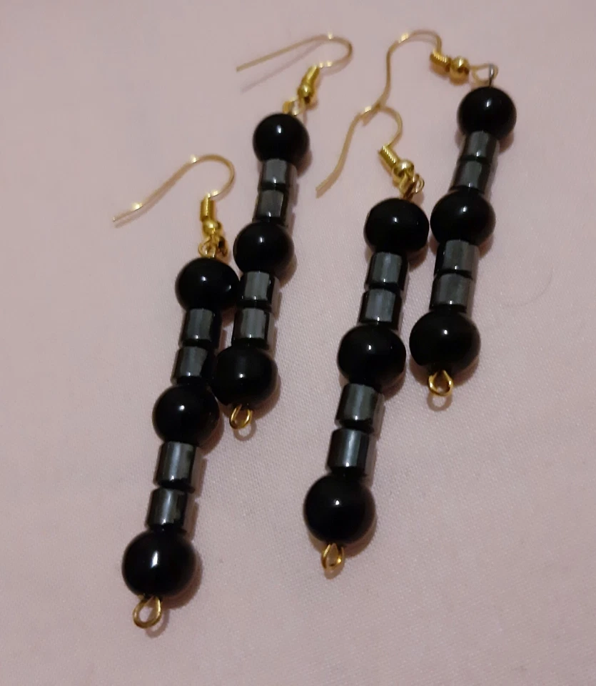 Par de pendientes colgantes con cuentas de vidrio negro delicado regalo para niña Foto 2 de 4