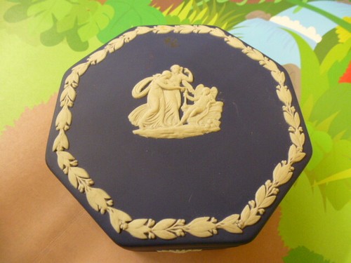 Wedgewood Jasperware Octagon Shaped Trinket/Pill Box: Navy Blue - FREE POST - 第 1/3 張圖片