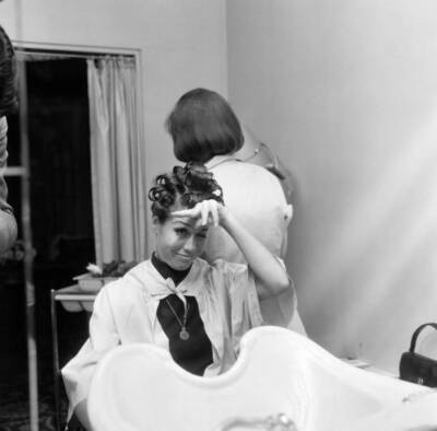 American actress Mary Tyler Moore pictured at the hairdresser- 1967 Old Photo 5