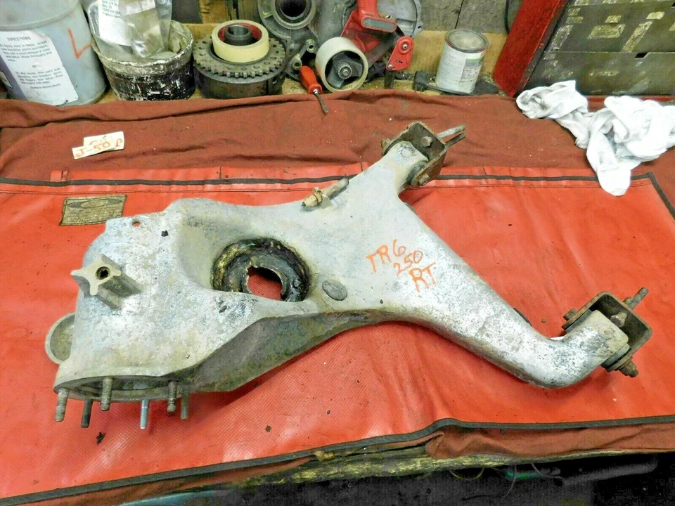 Triumph TR6, TR250, brazo trasero derecho, tacos intactos,!! Foto 3 de 4