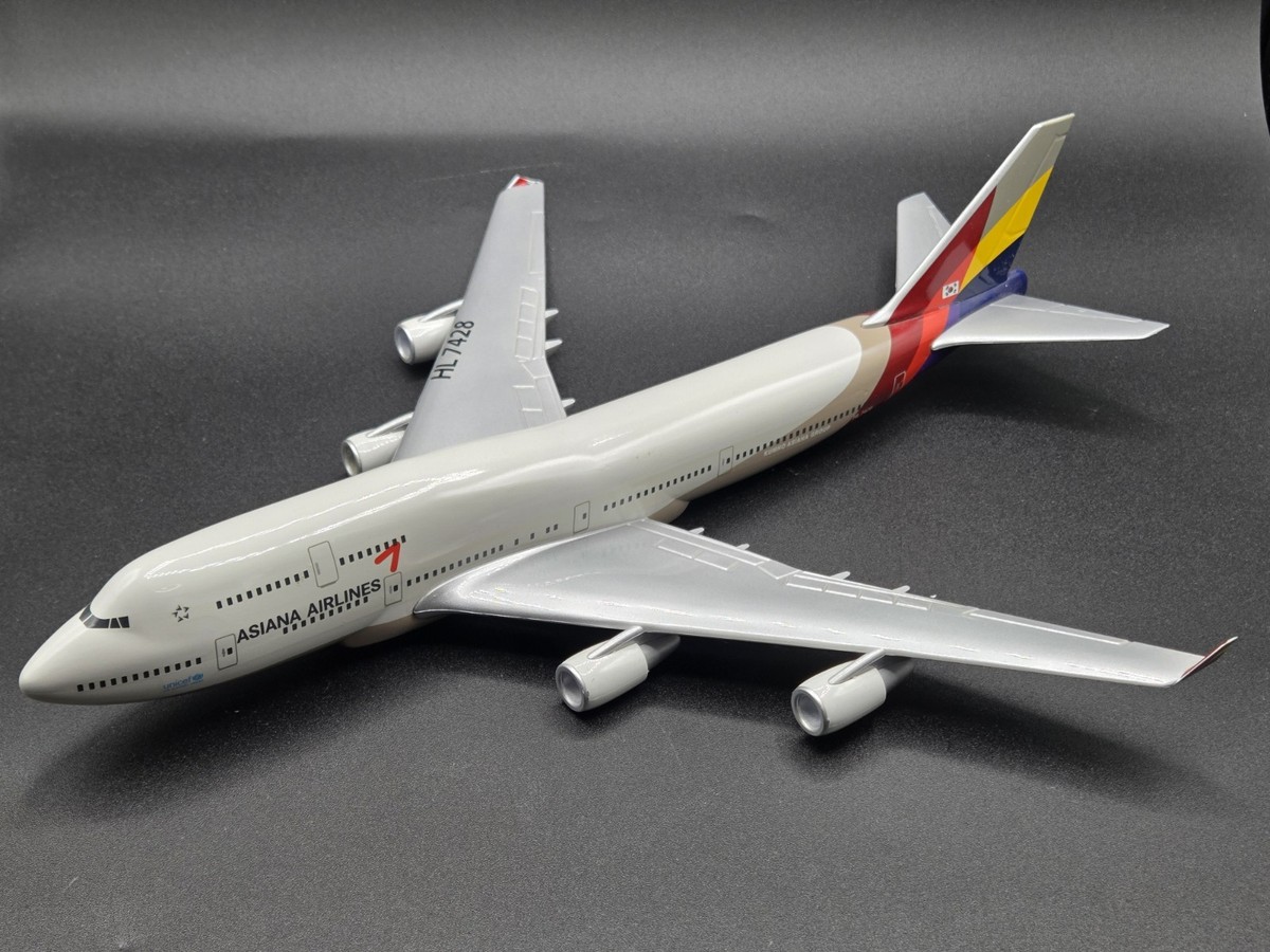 Asiana Airlines Boeing 747-400 1/200 Scale Desktop Aircraft