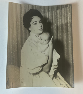 Elizabeth Taylor & Son Original Publicity Photograph Glossy BW 9048
