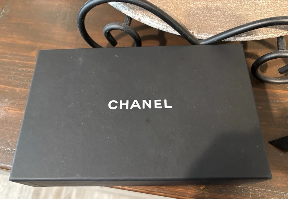 Chanel Caja y Bolsa Antipolvo con Accesorios Auténticos Foto 2 de 4