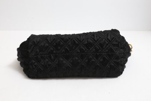 Bolso de hombro Marc Jacobs usado en excelente estado con tachuelas de tela negra y dorada - Imagen 11 de 11