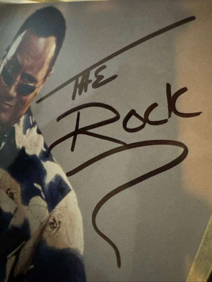 1999 年 WWE 超级巨星摇滚,德维恩·约翰逊亲笔签名照片 8 x 10 带框真品证明 — 第 2/4 张图片