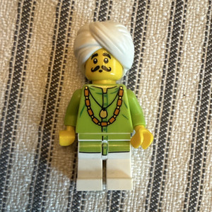 LEGO Minifigure White Turban, Green Torso, White Legs, Plastic