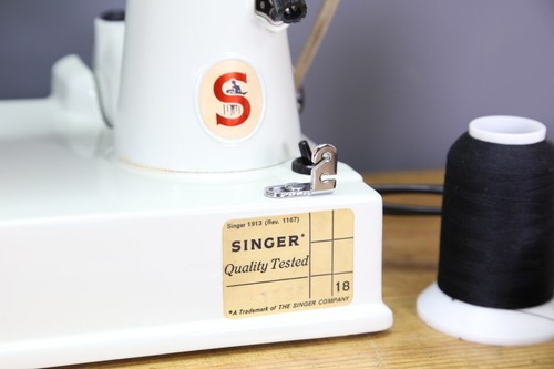 Pristine Vintage 1960s Singer 221k "White" Featherweight Sewing Machine - Picture 9 of 19