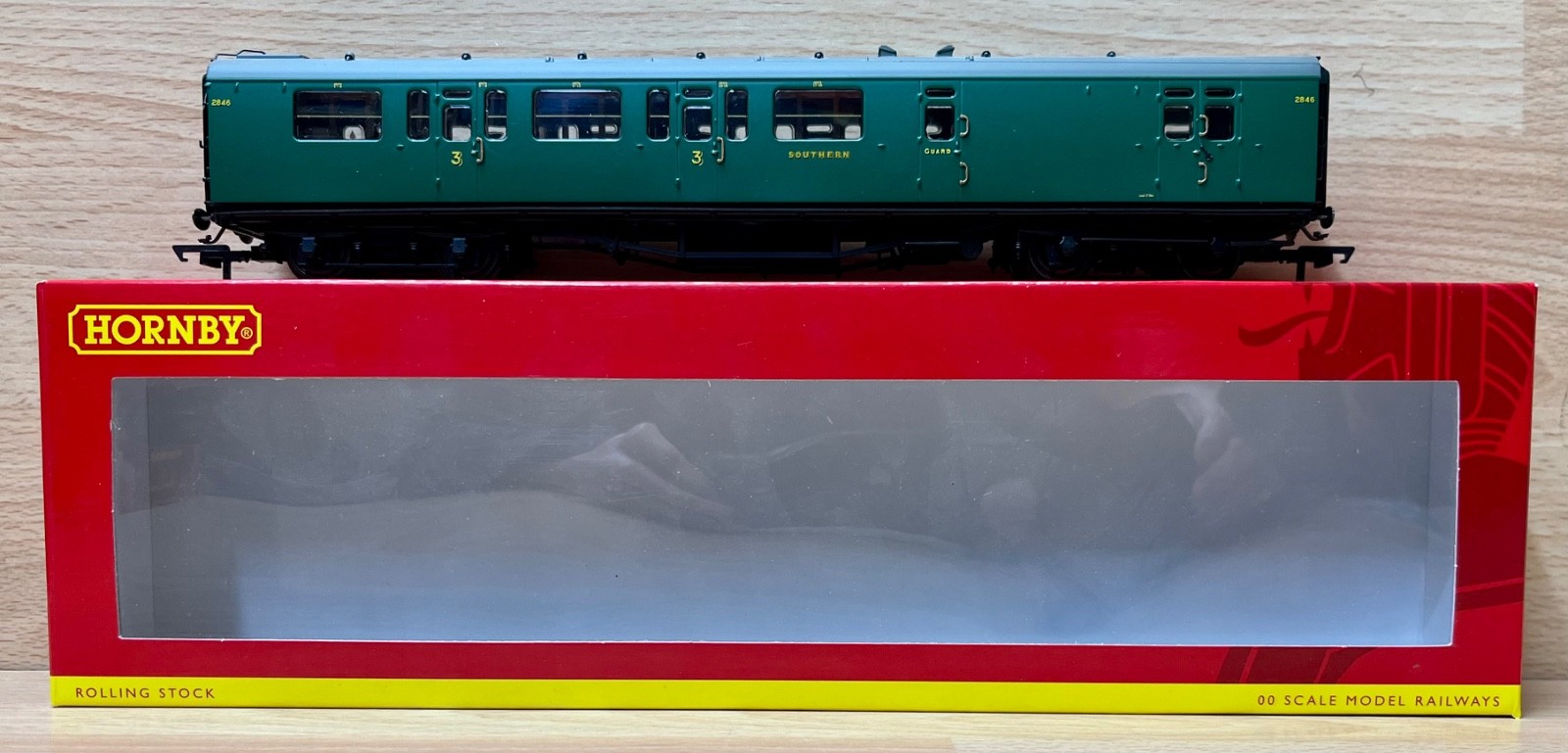 Hornby 'OO' R4884A S.R. Bulleid 59' Suburban Brake 3rd. Corridor Coach 2846.